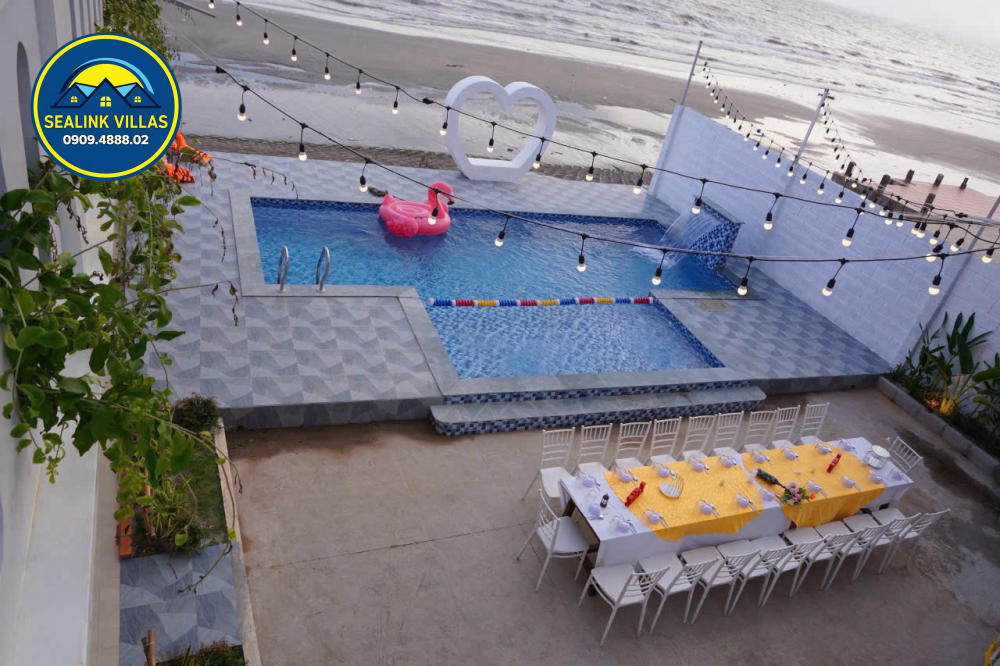 Một điểm cộng lớn nữa là villa sát biển nên gần như bước ra ngoài là đã có thể cảm nhận gió biển mát rượi cả ngày