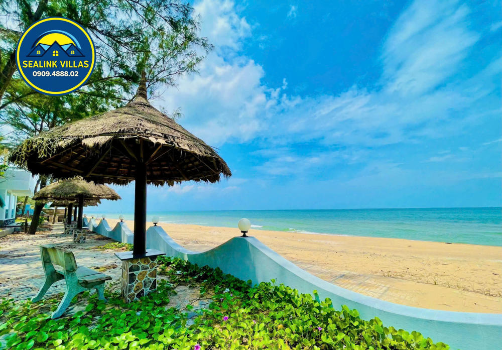 Casa Phan Thiết sát biển nằm tại số 555 Lạc Long Quân, khu Tiến Thành