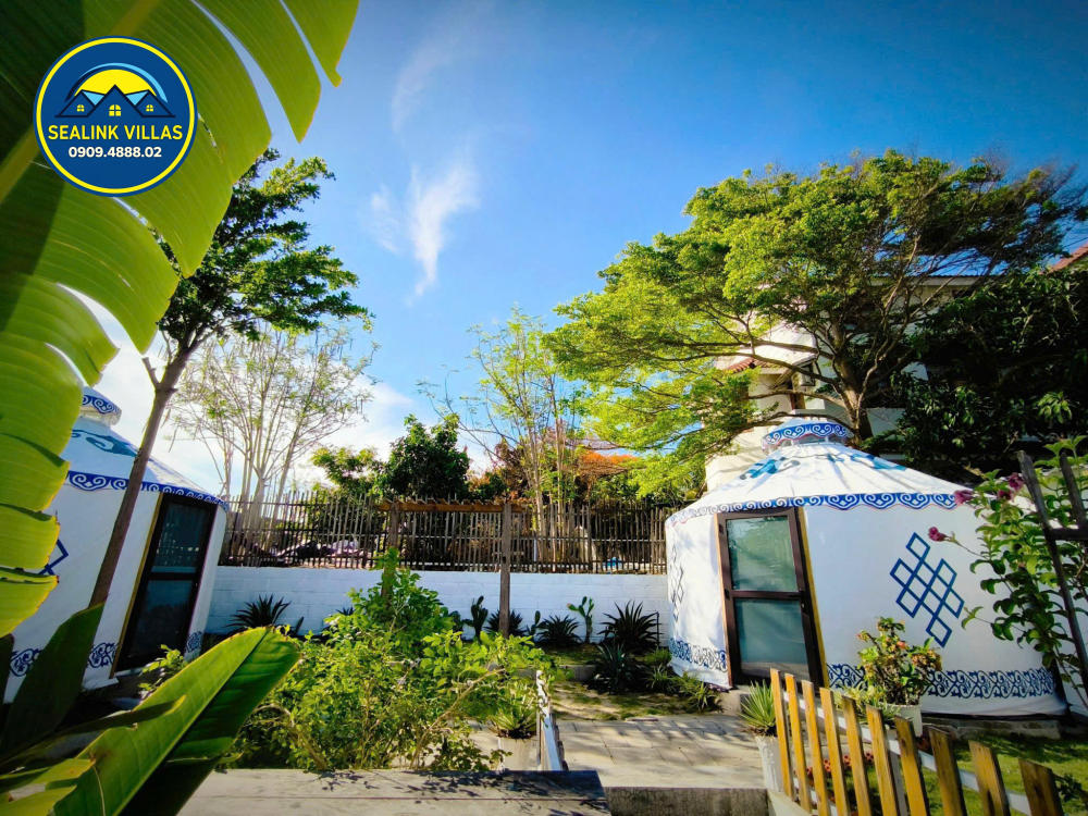 Điểm đặc biệt của Tropic Mũi Né nằm ở mô hình glamping kết hợp nghỉ dưỡng cực kỳ thú vị.
