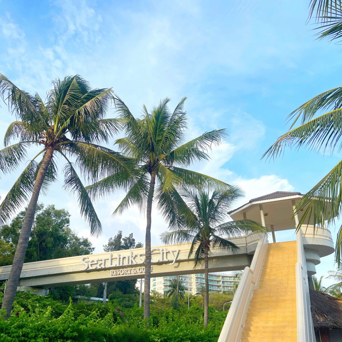 Lưu ý: cả 2 đều cùng 1 bãi tắm, chỉ khác là có sử dụng dịch vụ bãi tắm hay không.