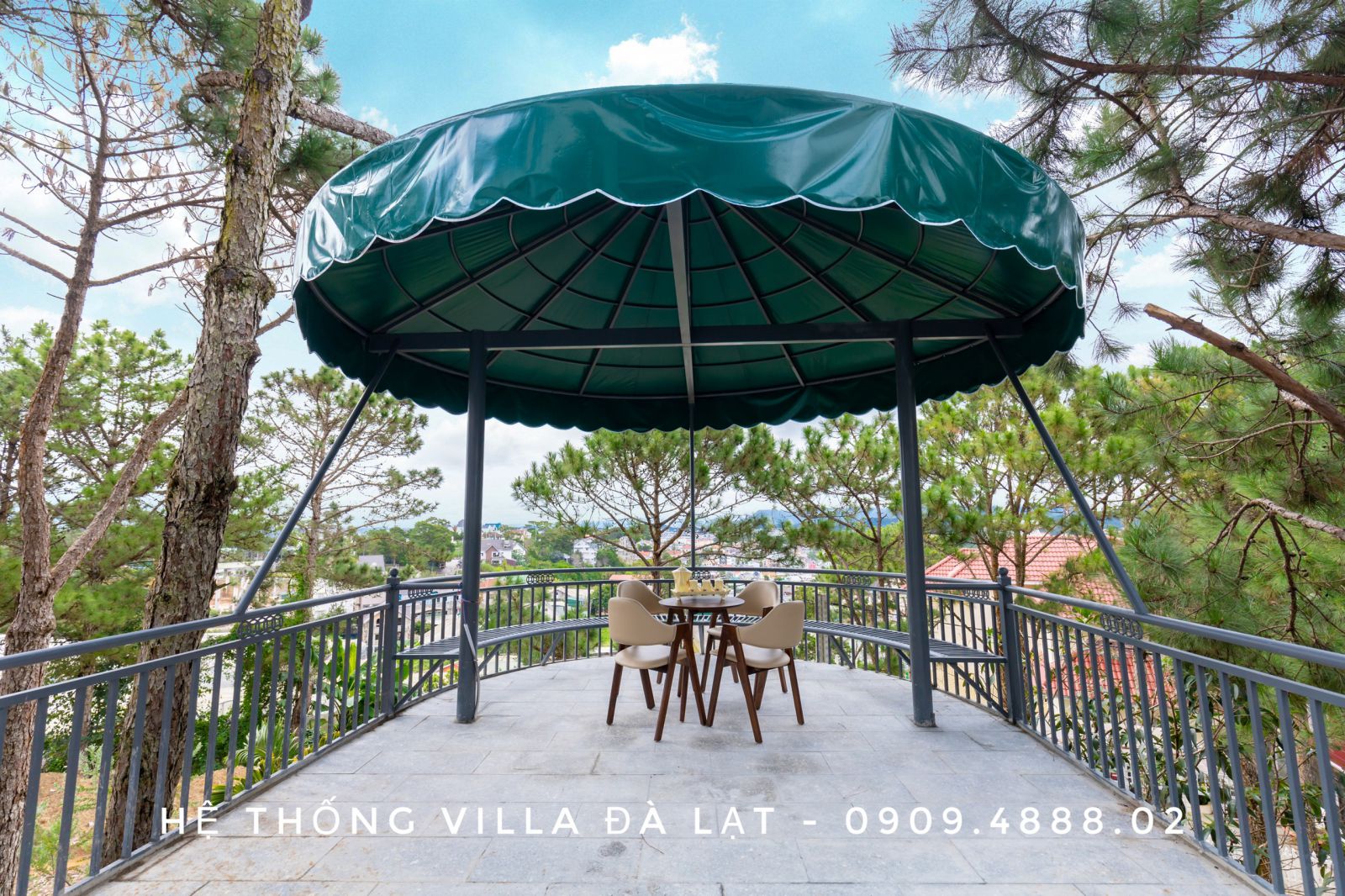 Villa có một sân vườn rộng rãi với hoa cỏ hữu tình