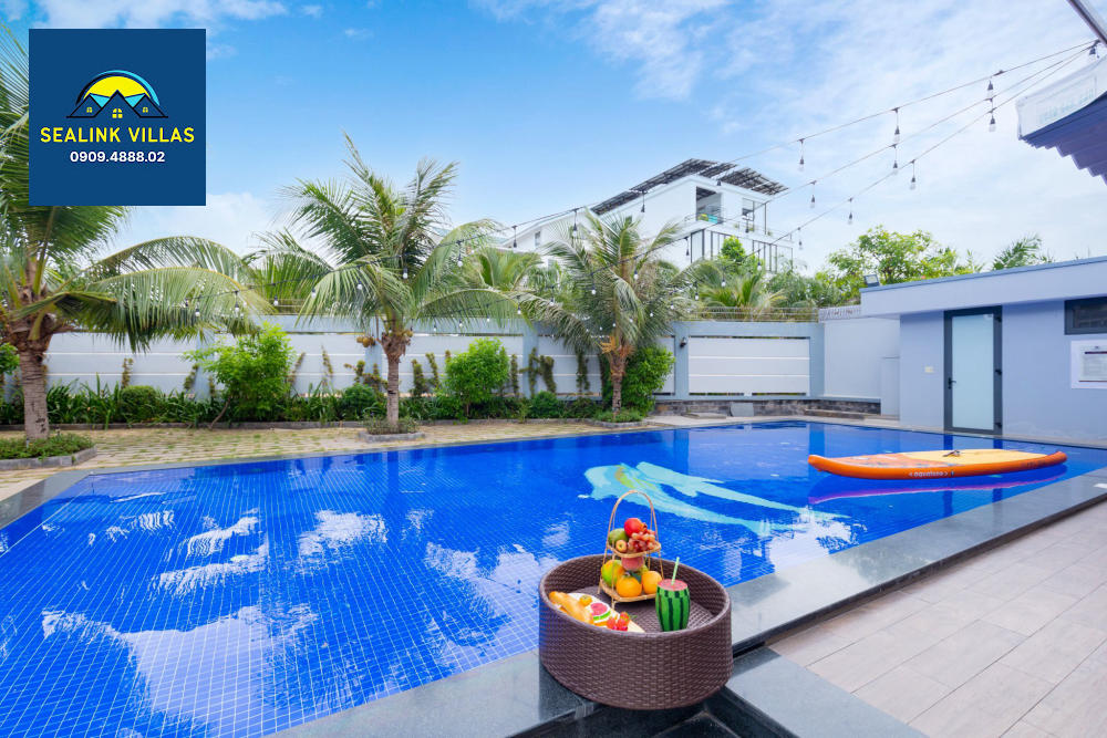 Hồ bơi rộng 80m² với độ sâu từ 60cm đến 1m7 là một trong những điểm nổi bật nhất tại villa Vũng Tàu này