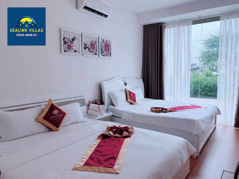 Villa R10 được thiết kế với 1 trệt và 1 lầu, trong đó có 2 phòng ngủ nằm ngay tầng trệt 