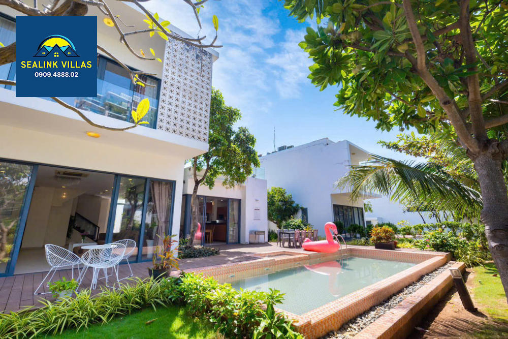 Chỉ 20 mét để chạm đến bãi tắm Long Cung