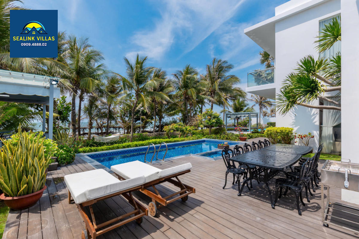 Sân vườn rộng 750 mét vuông chính là “sân khấu” cho những buổi tiệc ngoài trời đẳng cấp.