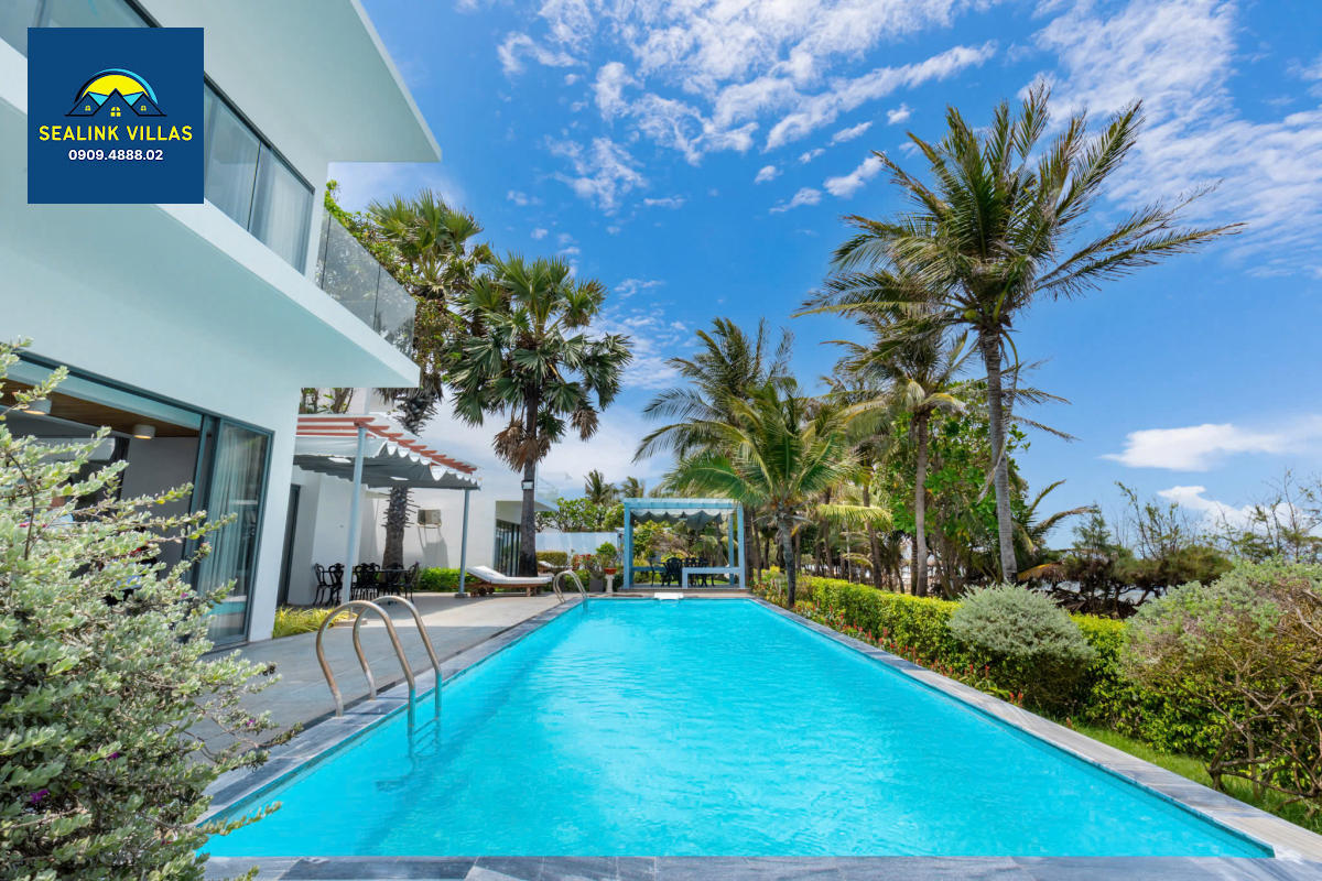 Bước vài chục bước chân thôi là bạn đã chạm đến bãi cát, cảm nhận sự mát lạnh của nước biển.