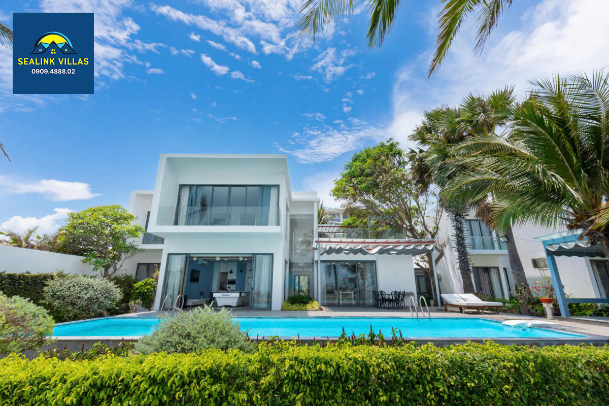 Khác với nhiều villa khác, hồ bơi riêng của villa D2 rộng đến 60 mét vuông.